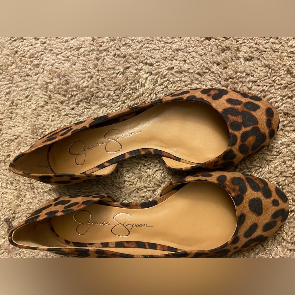 Jessica Simpson leopard print flats with cutout detail. Size 5 and a half wide
